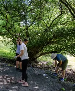 Students and community volunteers work on Ferrum College's campus.