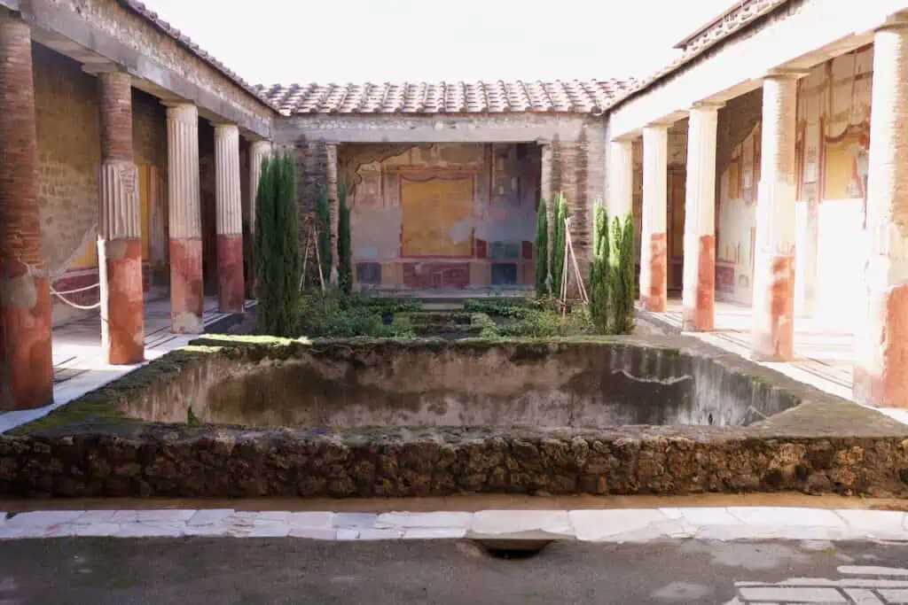 A phot of an ancient ruin in Italy.